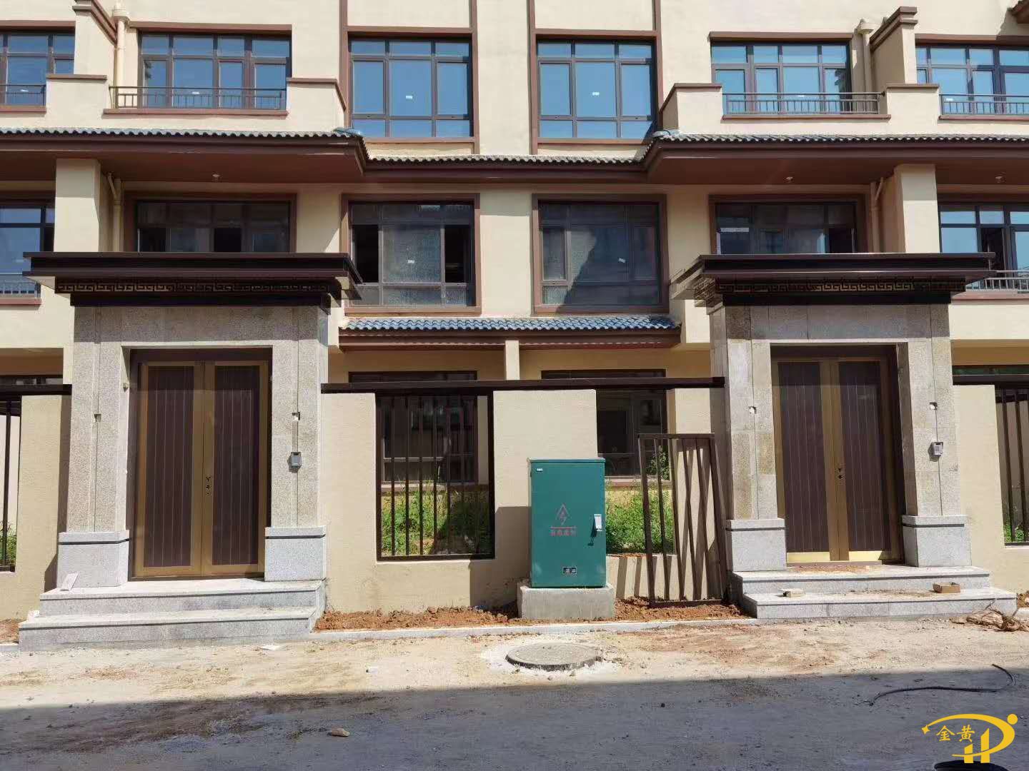 山東煙臺(tái)山湖大院別墅銅門工程現(xiàn)場安裝